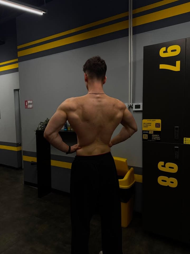 Surugiu George Daniel — Personal Trainer, vedere din spate